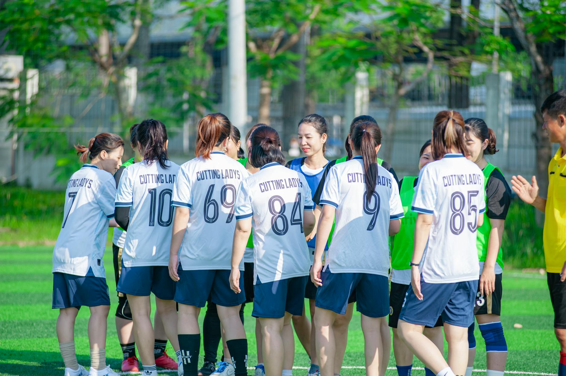 Piłkarki w zwartym kręgu przed meczem na boisku w Hanoi