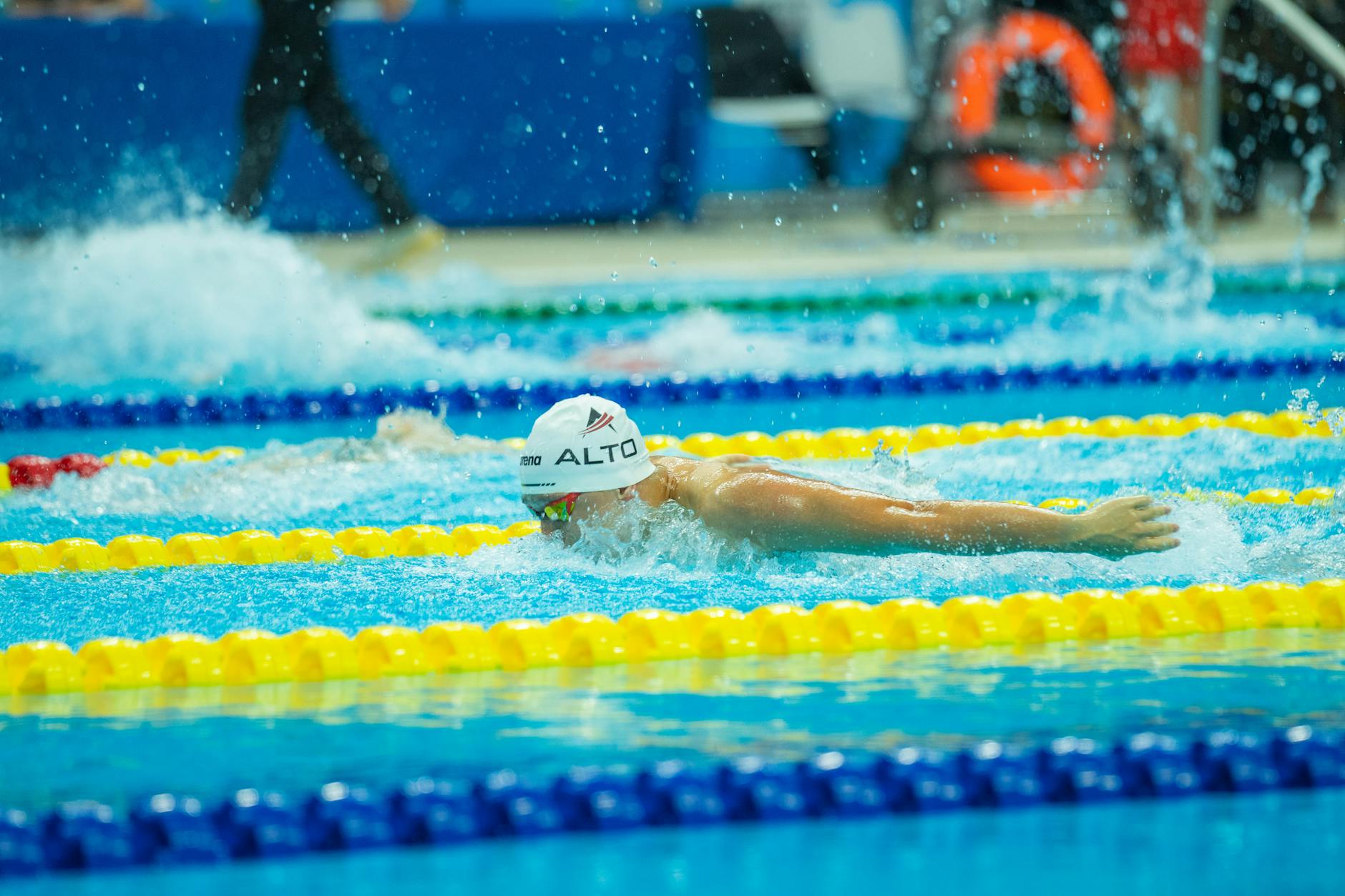 Zawody pływackie, zawodnicy ścigają się w basenie