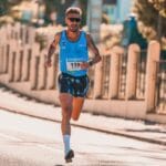 Biegacz w miejskim maratonie w pełnym słońcu