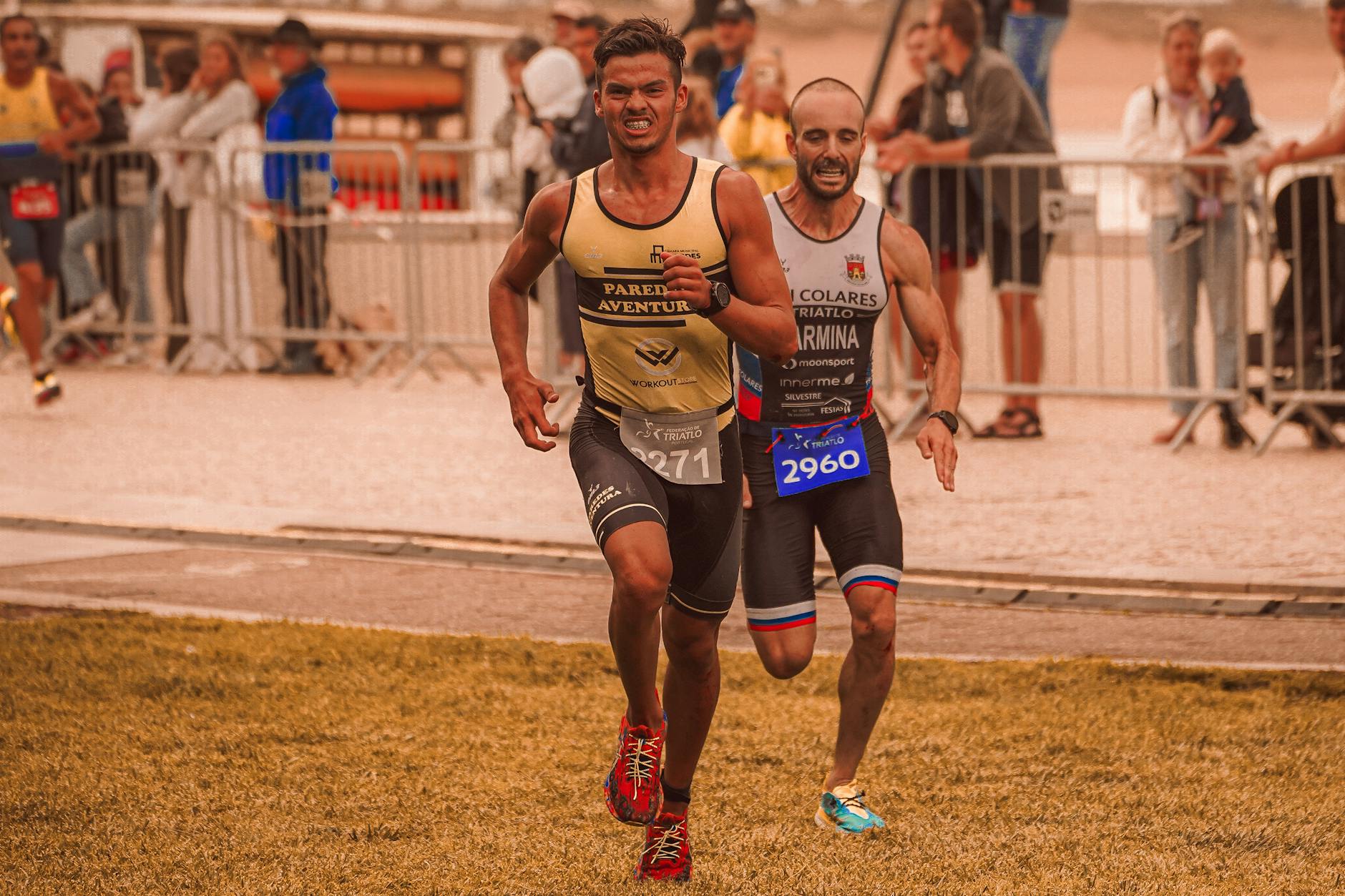Dwaj biegacze finiszujący w maratonie na odkrytej bieżni