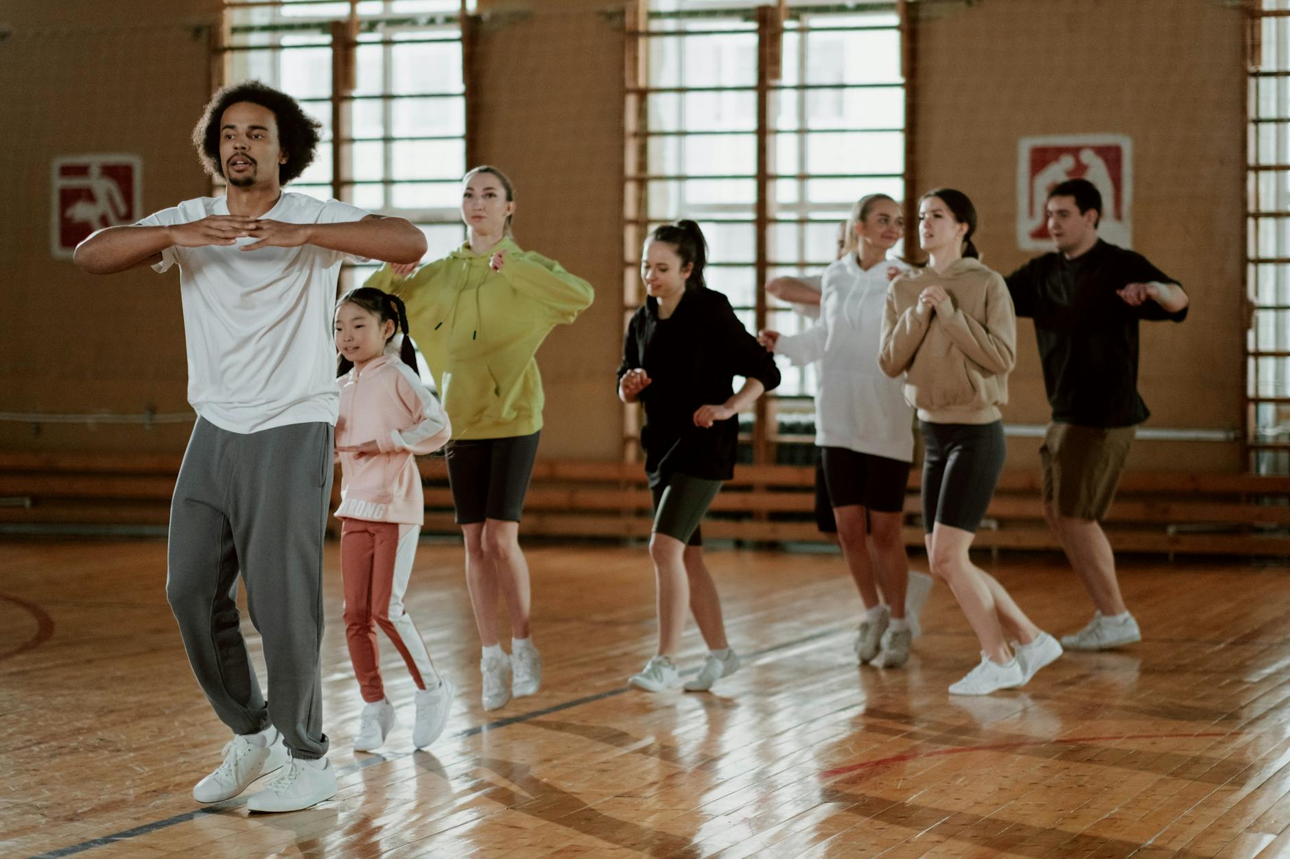 Dzieci różnych narodowości na energicznych zajęciach fitness w sali