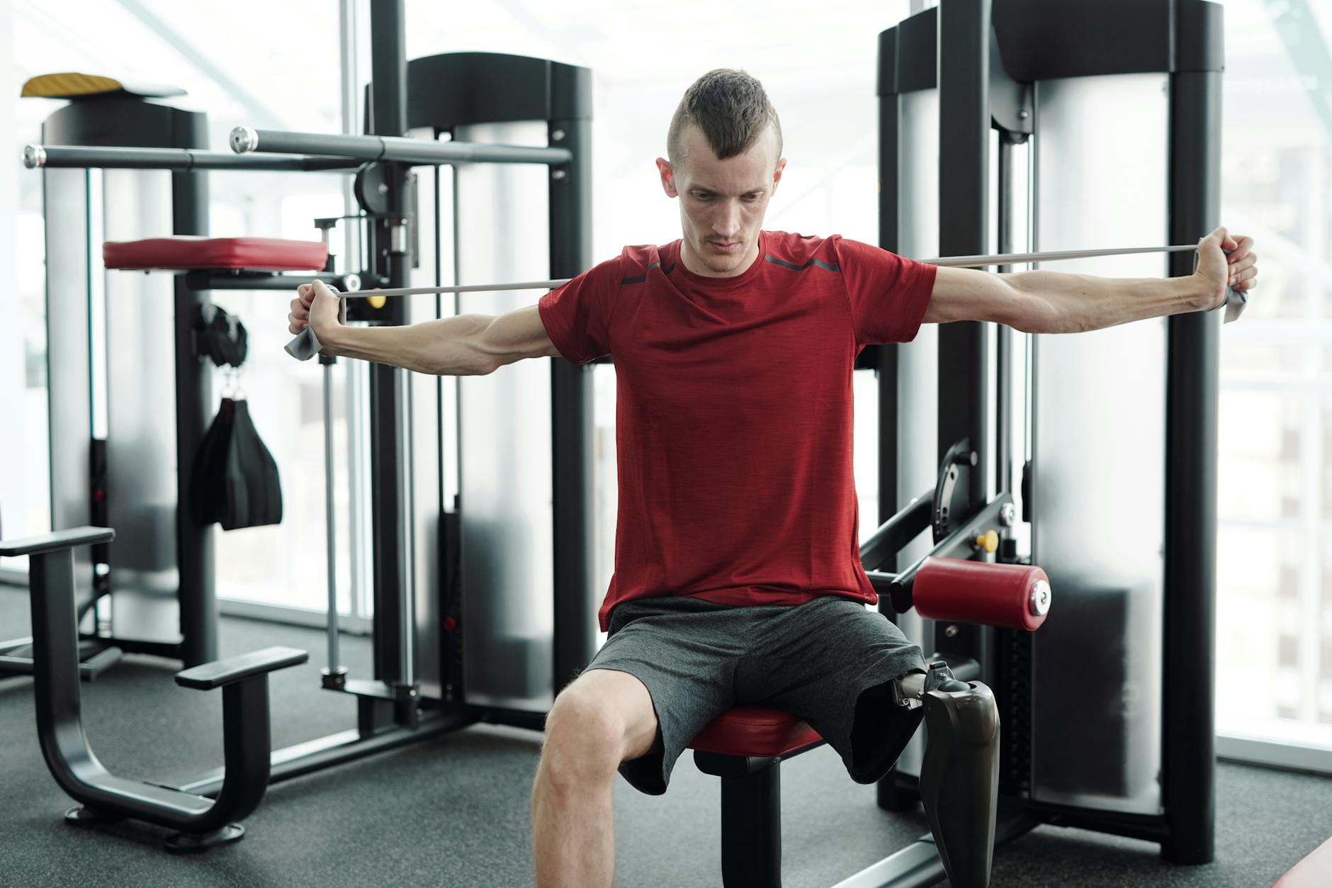 Zawodnik z protezą nogi ćwiczy na siłowni, pokazując siłę i determinację