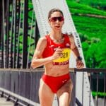 Skupiona biegaczka startująca w maratonie na mostu przed zawodami