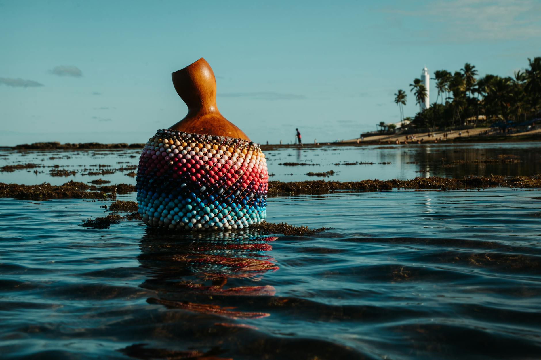Kolorowe grzechotki caxixi unoszące się na wodzie przy latarni Praia do Forte