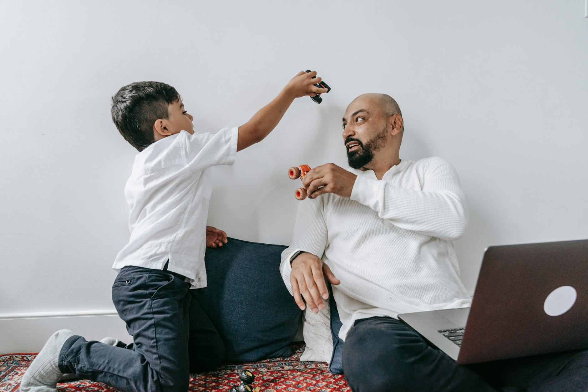 Ojciec i syn bawią się razem w domu, zacieśniając więź podczas gry