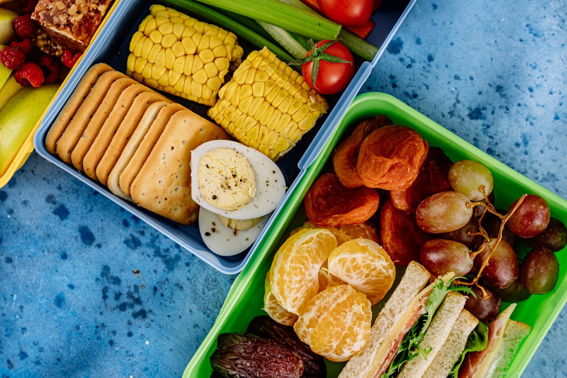 Kolorowe lunchboxy z owocami, warzywami i przekąskami dla sportowca