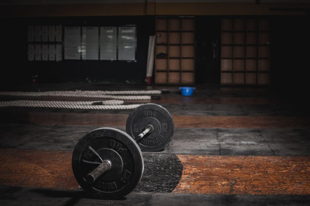 CrossFit a trening funkcjonalny: czym różnią się założenia, obciążenia i ryzyko kontuzji?
