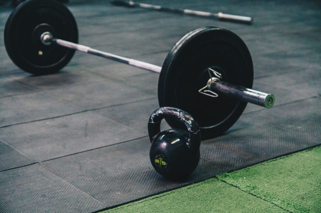 CrossFit a trening funkcjonalny: czym różnią się założenia, obciążenia i ryzyko kontuzji?